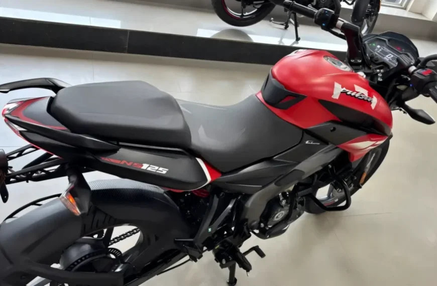 स्पोर्टी डिजाइन और 60kmpl माइलेज के साथ आई Bajaj Pulsar NS125