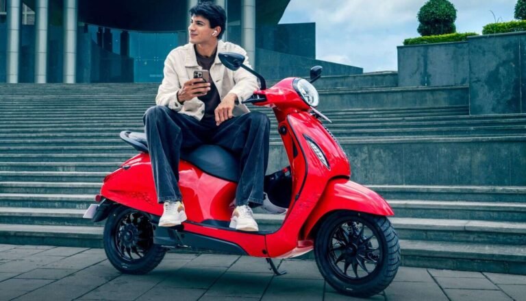 2025 में Bajaj ने 28,000 यूनिट्स बेचीं, TVS दूसरे स्थान पर