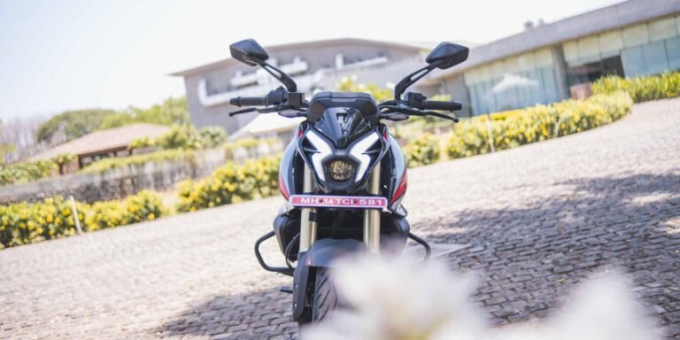 2025 में आने वाली नई Bajaj Pulsar, Chetak और KTM Triumph की मोटरसाइकिलें